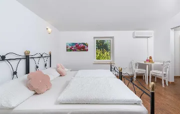 4-Bedroom Villa with Private Pool in Višnjan