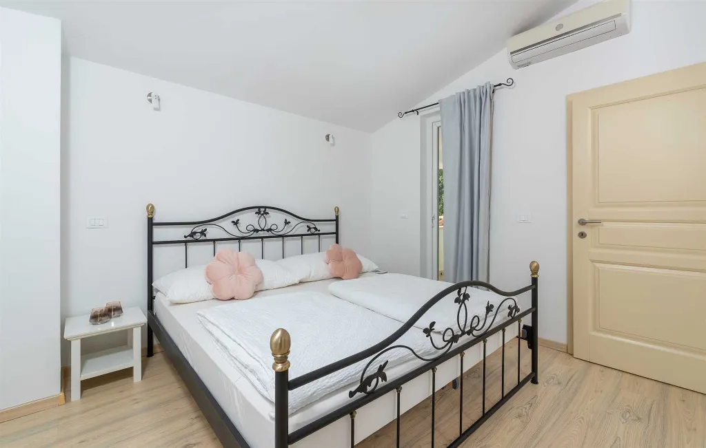 4-Bedroom Villa with Private Pool in Višnjan