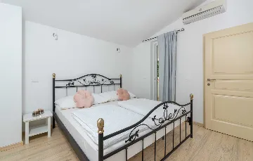 4-Bedroom Villa with Private Pool in Višnjan