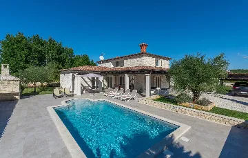 4-Bedroom Villa with Private Pool in Višnjan