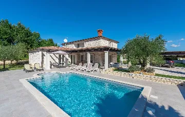 4-Bedroom Villa with Private Pool in Višnjan