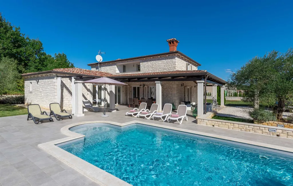 4-Bedroom Villa with Private Pool in Višnjan