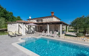 4-Bedroom Villa with Private Pool in Višnjan