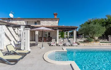 4-Bedroom Villa with Private Pool in Višnjan