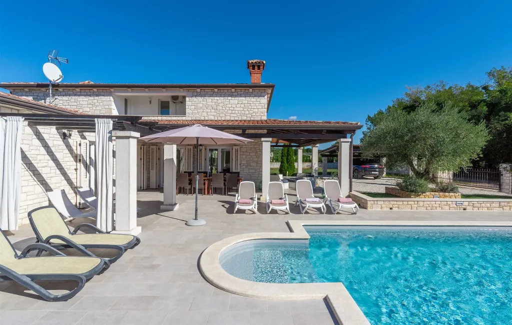 4-Bedroom Villa with Private Pool in Višnjan