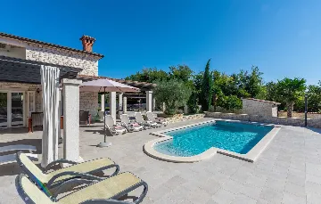 4-Bedroom Villa with Private Pool in Višnjan