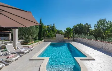 4-Bedroom Villa with Private Pool in Višnjan