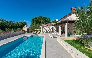 4-Bedroom Villa with Private Pool in Višnjan