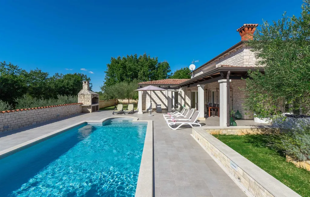 4-Bedroom Villa with Private Pool in Višnjan