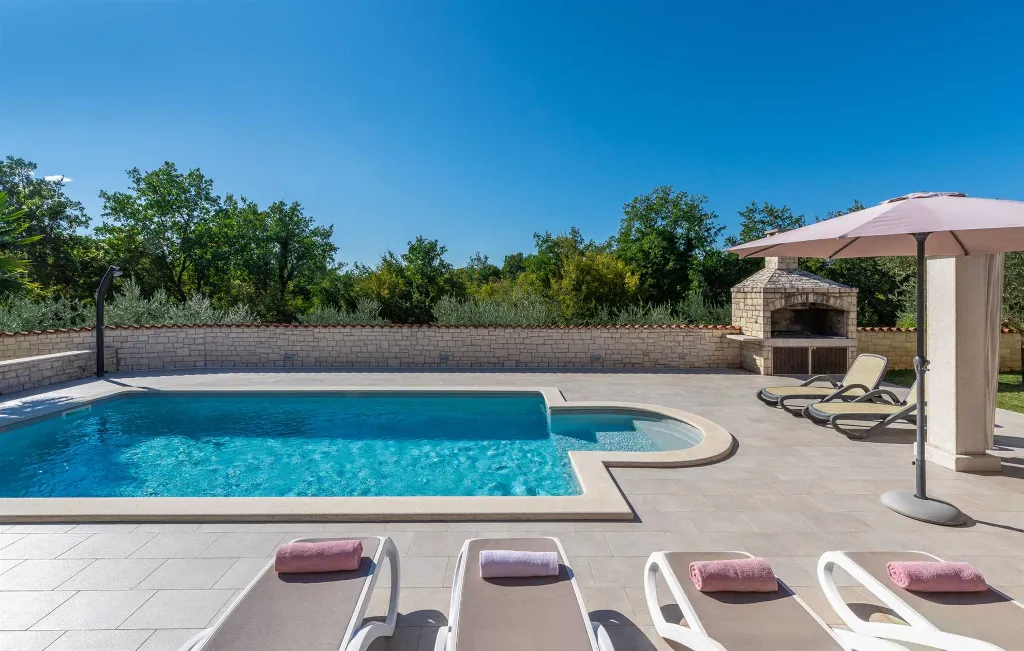 4-Bedroom Villa with Private Pool in Višnjan