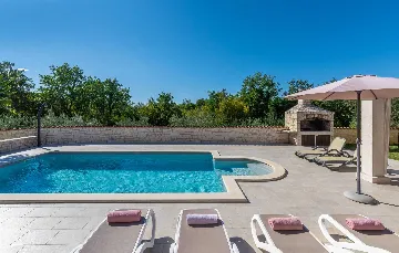 4-Bedroom Villa with Private Pool in Višnjan