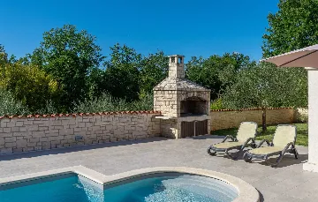 4-Bedroom Villa with Private Pool in Višnjan