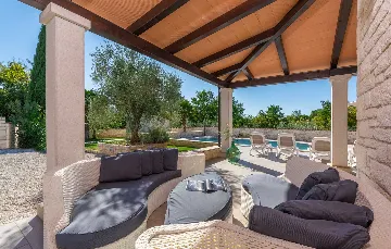 4-Bedroom Villa with Private Pool in Višnjan