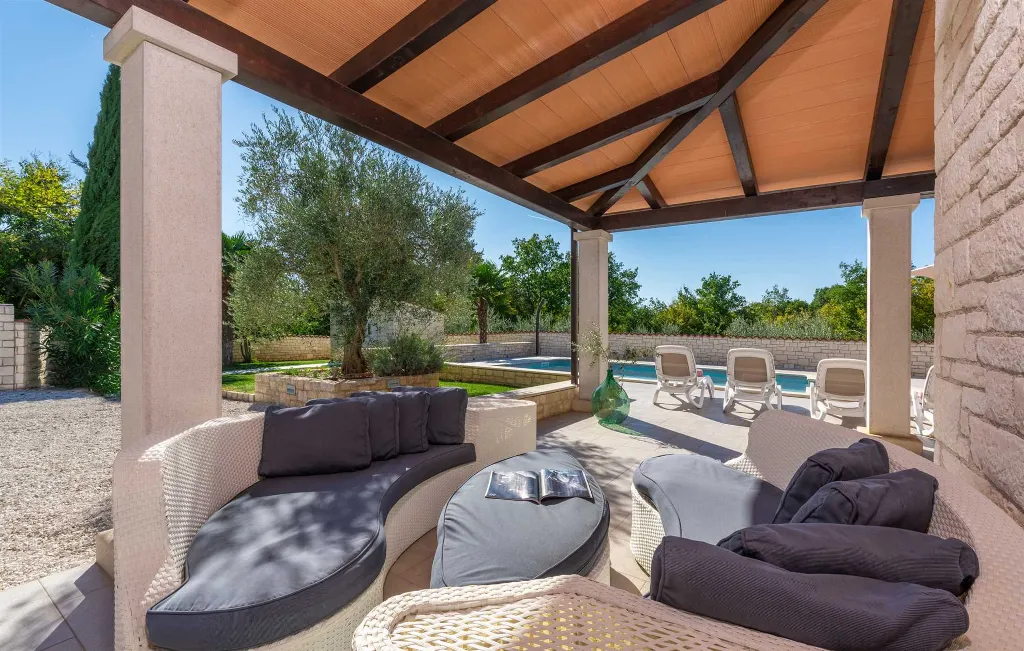 4-Bedroom Villa with Private Pool in Višnjan