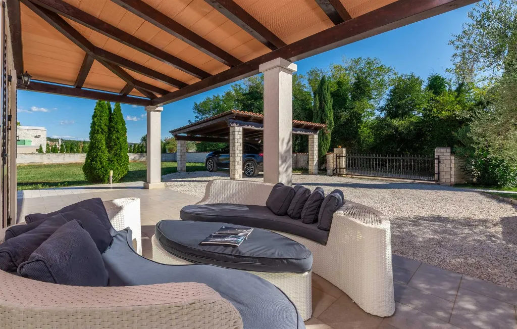 4-Bedroom Villa with Private Pool in Višnjan