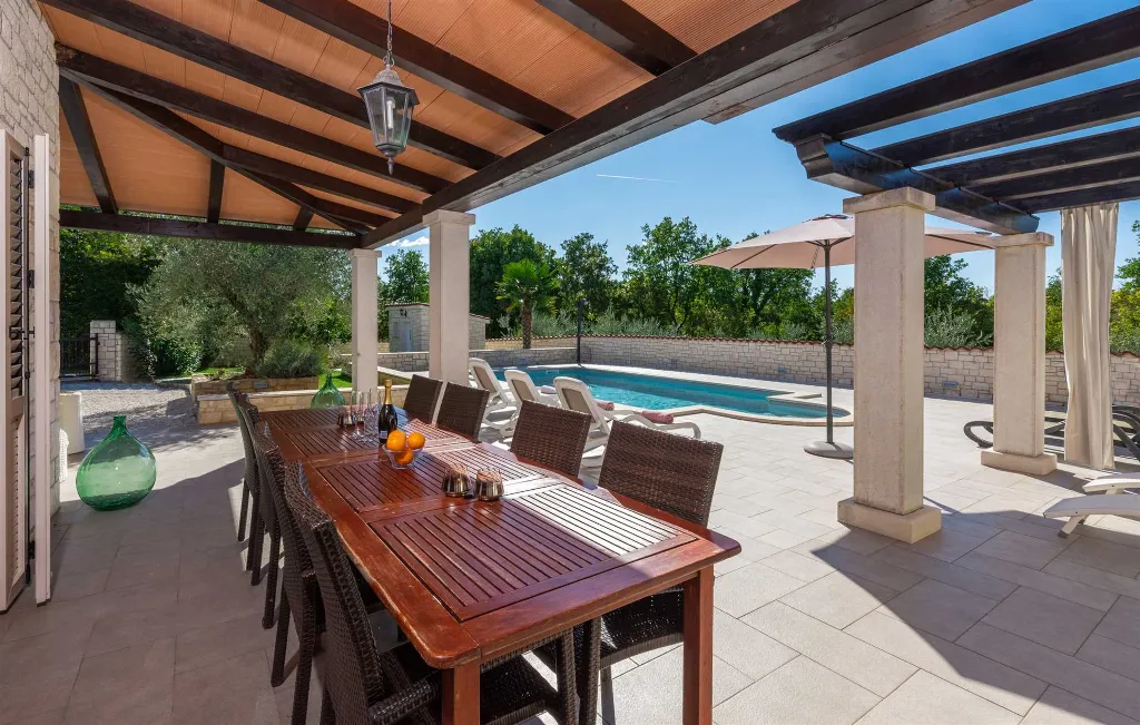 4-Bedroom Villa with Private Pool in Višnjan