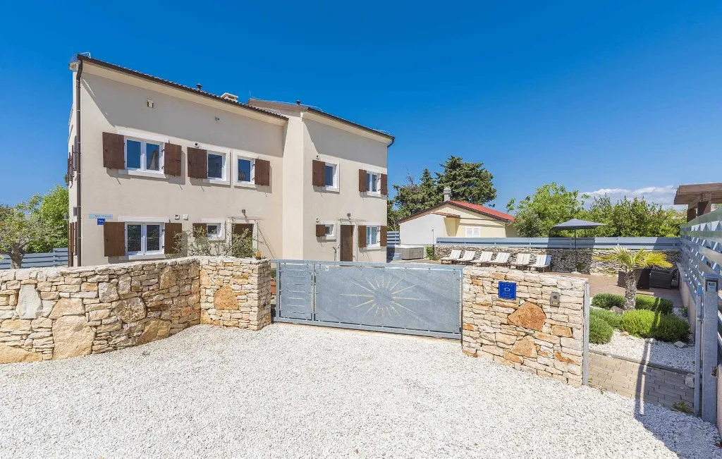 Spacious 6-Bedroom Villa in Premantura (Up to 14)