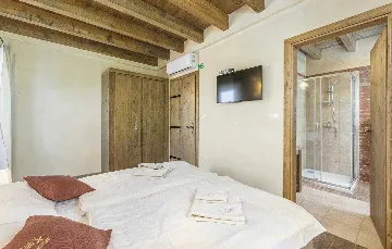 Spacious 6-Bedroom Villa in Premantura (Up to 14)