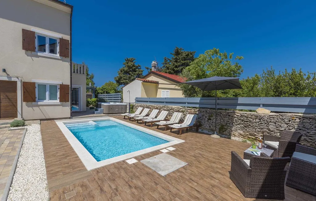 Spacious 6-Bedroom Villa in Premantura (Up to 14)