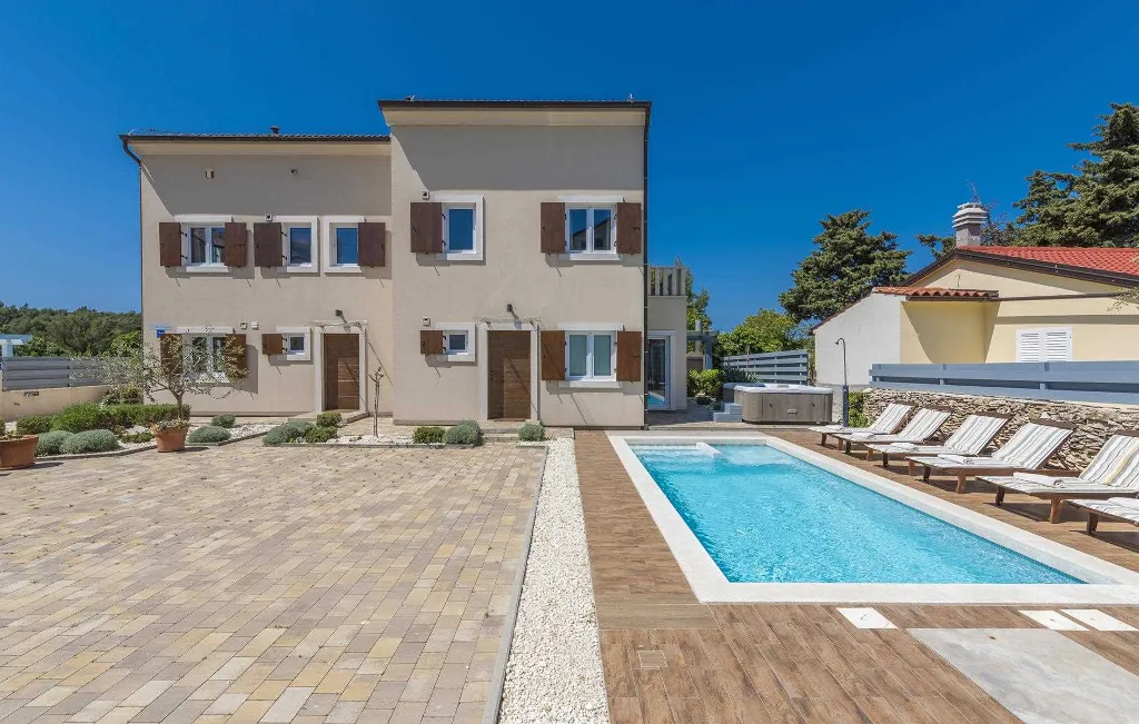 Spacious 6-Bedroom Villa in Premantura (Up to 14)