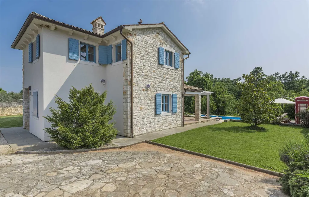 4-Bedroom Villa with Private Pool in Rojnići