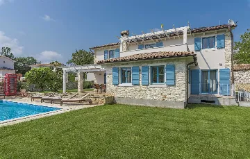 4-Bedroom Villa with Private Pool in Rojnići
