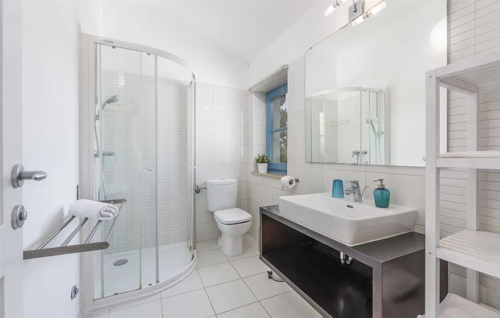 4-Bedroom Villa with Private Pool in Rojnići