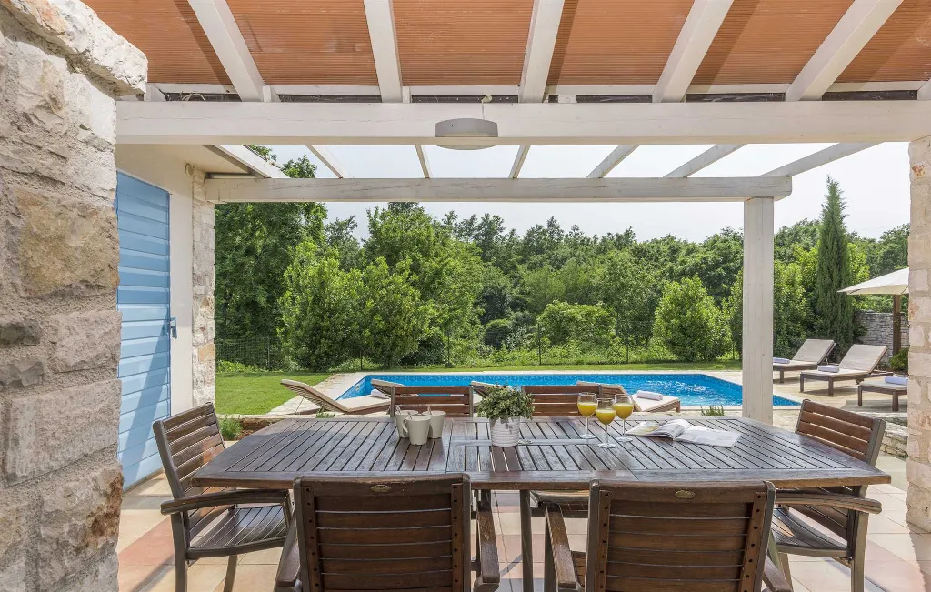 4-Bedroom Villa with Private Pool in Rojnići
