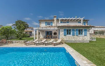 4-Bedroom Villa with Private Pool in Rojnići