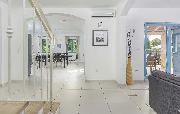 4-Bedroom Villa with Private Pool in Rojnići