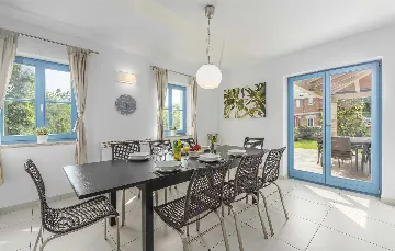 4-Bedroom Villa with Private Pool in Rojnići