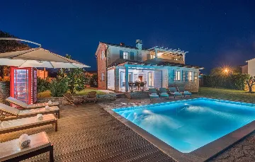 4-Bedroom Villa with Private Pool in Rojnići