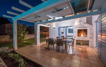 4-Bedroom Villa with Private Pool in Rojnići