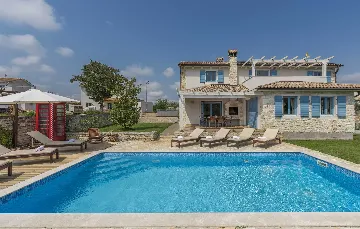 4-Bedroom Villa with Private Pool in Rojnići