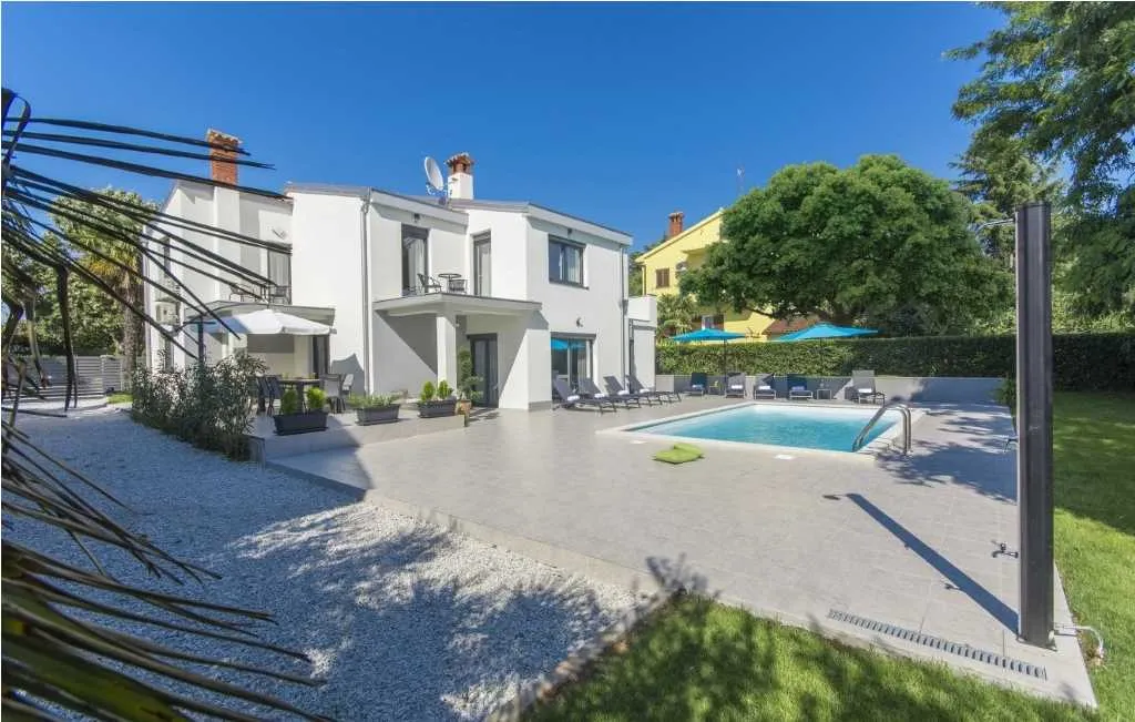 Poreč 4-Bedroom Villa with Private Pool and Terrace
