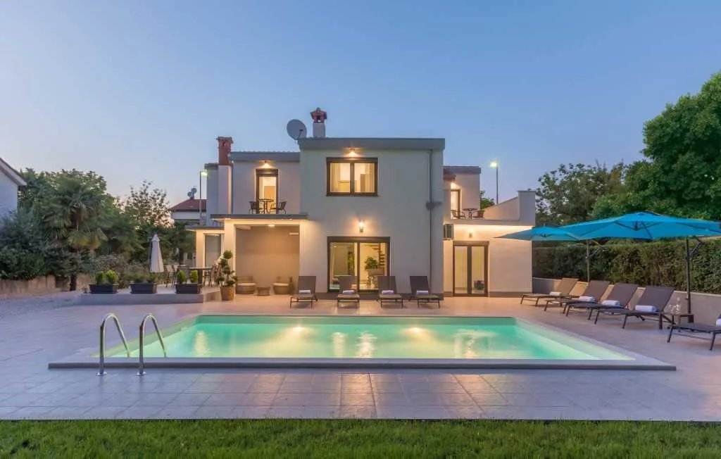Poreč 4-Bedroom Villa with Private Pool and Terrace