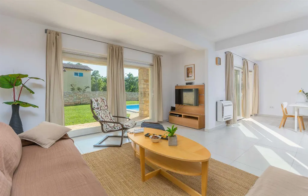 3-Bedroom Villa with Private Pool in Barban