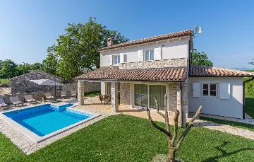 3-Bedroom Villa with Private Pool in Barban