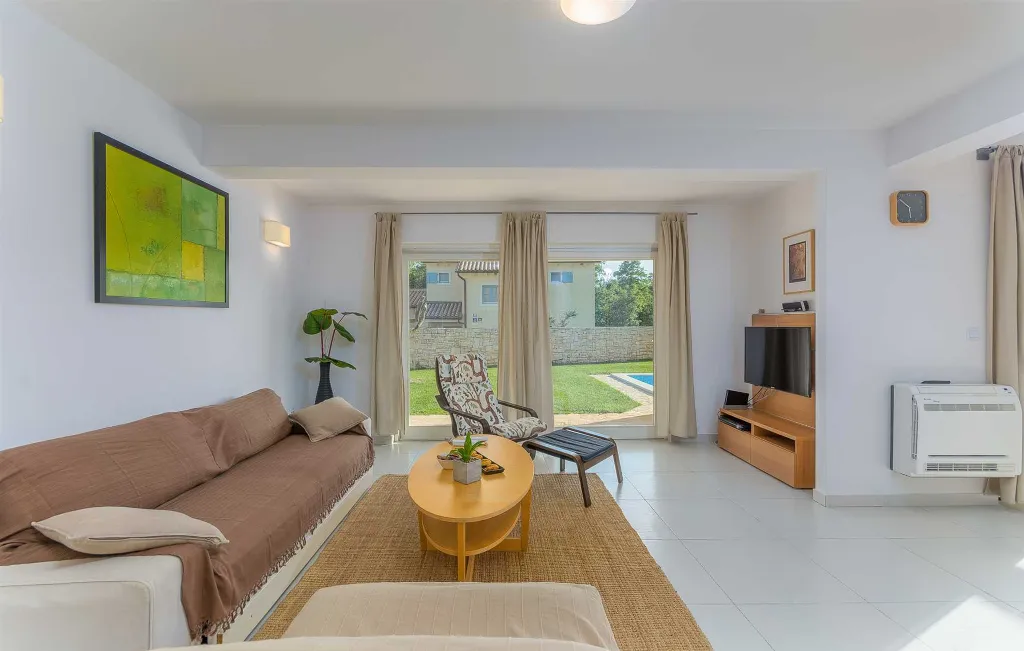 3-Bedroom Villa with Private Pool in Barban