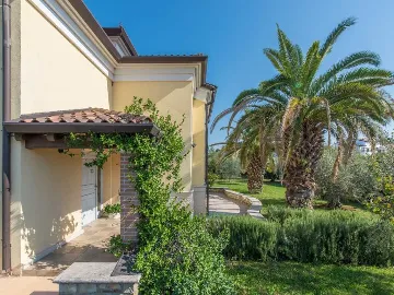 Poreč 5-Bedroom Villa with Pool and Garden