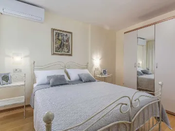 Poreč 5-Bedroom Villa with Pool and Garden