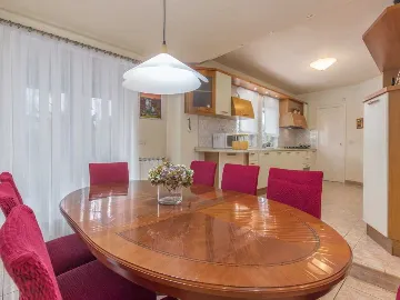 Poreč 5-Bedroom Villa with Pool and Garden