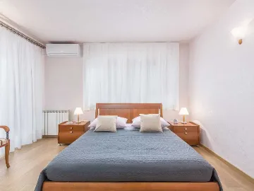 Poreč 5-Bedroom Villa with Pool and Garden