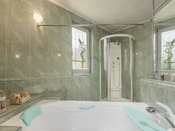 Poreč 5-Bedroom Villa with Pool and Garden