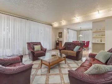 Poreč 5-Bedroom Villa with Pool and Garden