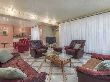 Poreč 5-Bedroom Villa with Pool and Garden