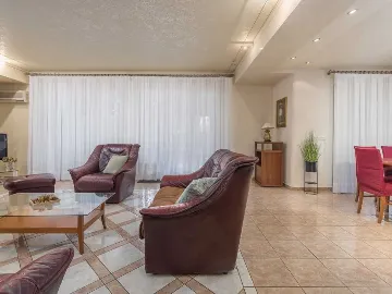 Poreč 5-Bedroom Villa with Pool and Garden