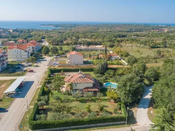 Poreč 5-Bedroom Villa with Pool and Garden