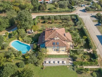 Poreč 5-Bedroom Villa with Pool and Garden