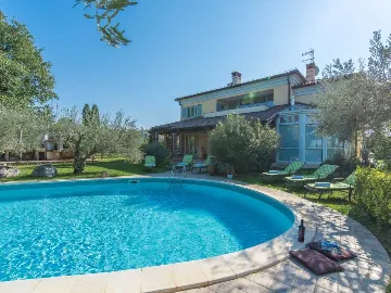 Poreč 5-Bedroom Villa with Pool and Garden